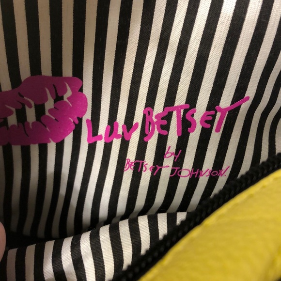 SOLD❤️ NWOT.. LUV BETSEY SMILEY FACE 🙂 PURSE - Picture 6 of 8